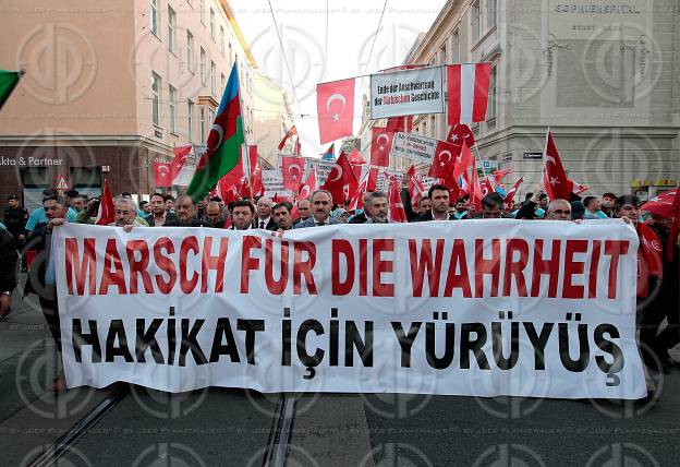 Demo der Tuerken gegen die Anerkennung des Genozids an ArmenierI