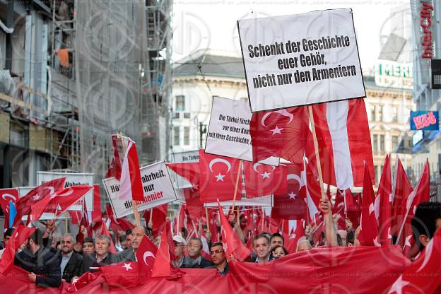 Demo der Tuerken gegen die Anerkennung des Genozids an ArmenierI