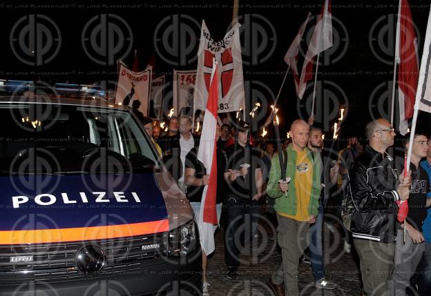 Fackelmarsch der Identitaeren mit Antifa-Gegendemo