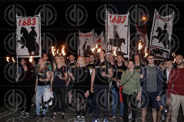 Fackelmarsch der Identitaeren mit Antifa-Gegendemo