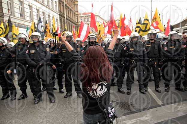 Demo der Identitaeren und Gegendemo der OGR und NoWKR