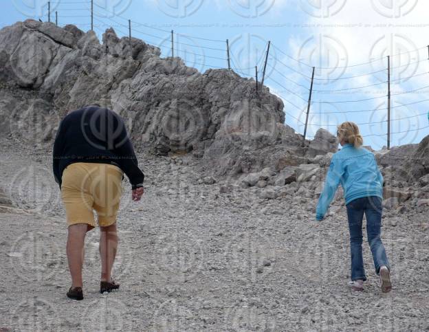 Halbschuhtouristen am Dachsteinmassiv