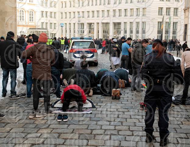 Demo gegen Kopftuchverbot