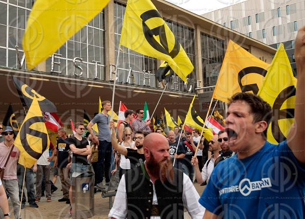 Demo der Identitaeren und Gegendemo der OGR und NoWKR