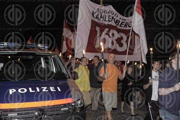 Fackelmarsch der Identitaeren mit Antifa-Gegendemo