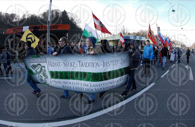 Identitaere Demo in Spielfeld