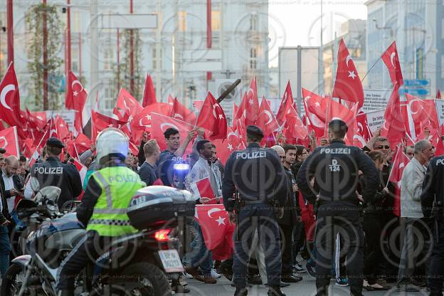 Demo der Tuerken gegen die Anerkennung des Genozids an ArmenierI