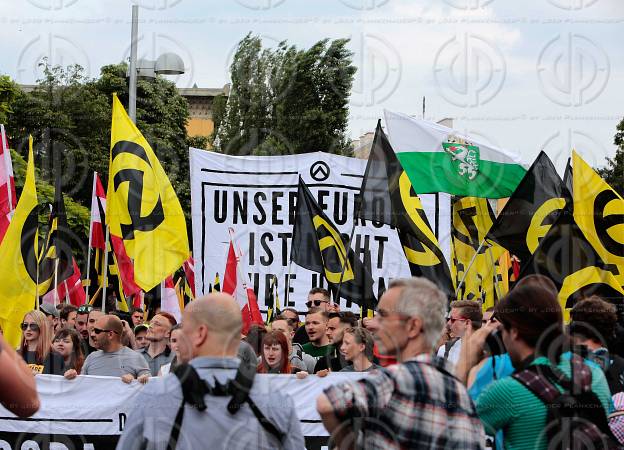 Demo der Identitaeren und Gegendemo der OGR und NoWKR