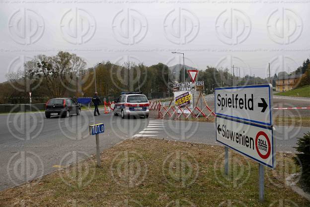 Fluechlingstragoedie an der Grenze in Strass-Spielfeld