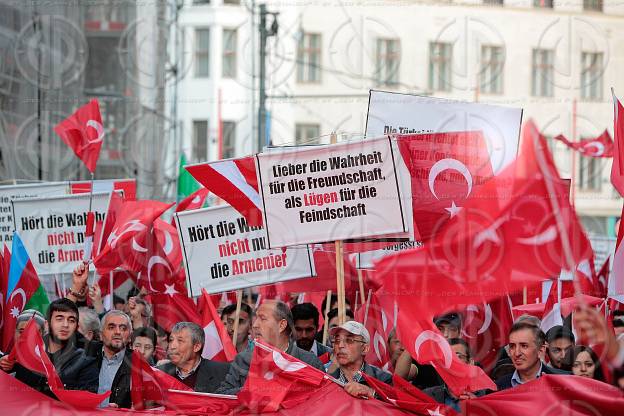 Demo der Tuerken gegen die Anerkennung des Genozids an ArmenierI