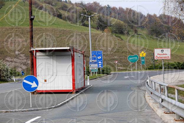 Fluechlingstragoedie an der Grenze in Strass-Spielfeld