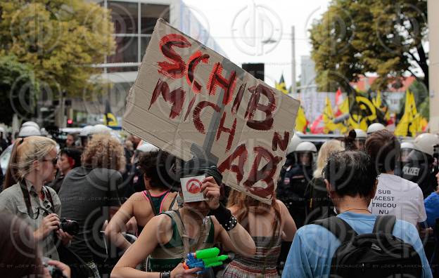 Demo der Identitaeren und Gegendemo der OGR und NoWKR