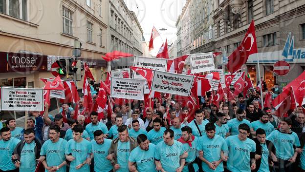 Demo der Tuerken gegen die Anerkennung des Genozids an ArmenierI