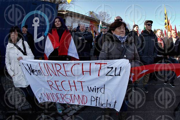 Identitaere Demo in Spielfeld