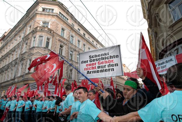 Demo der Tuerken gegen die Anerkennung des Genozids an ArmenierI