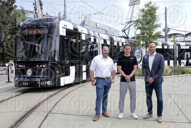 Strassenbahn in Sturm-Schwoaz-Weiss am 01.06.2022