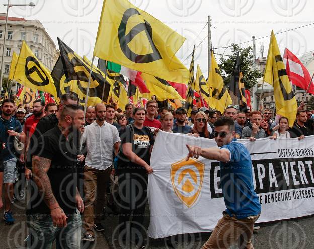 Demo der Identitaeren und Gegendemo der OGR und NoWKR