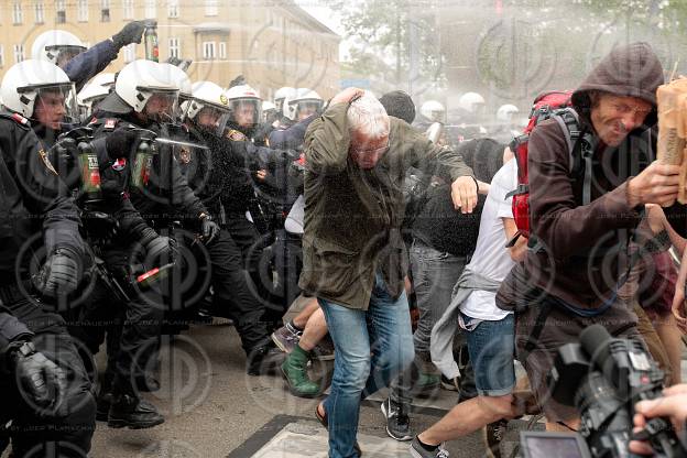 Demo der Identitaeren und Gegendemo der OGR und NoWKR