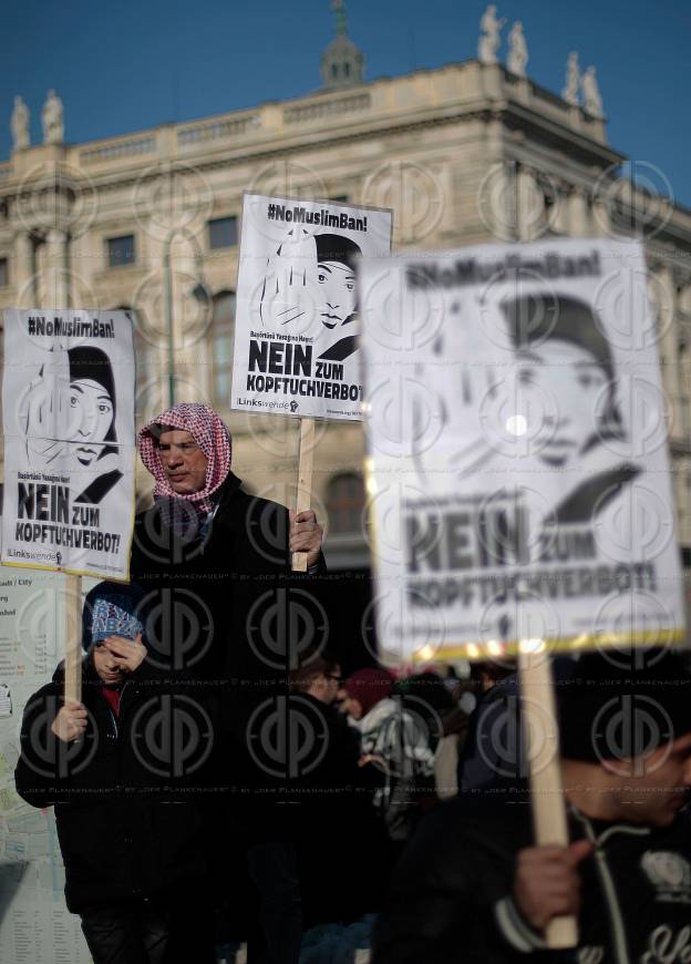 Demo gegen Kopftuchverbot