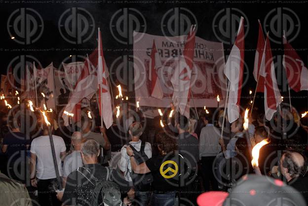 Fackelmarsch der Identitaeren mit Antifa-Gegendemo