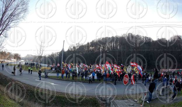 Identitaere Demo in Spielfeld