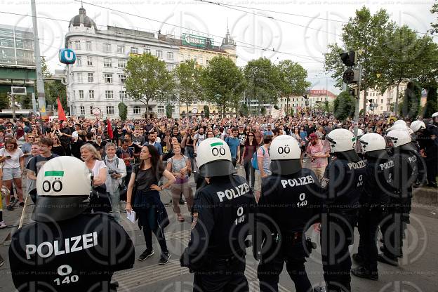 Demo der Identitaeren und Gegendemo der OGR und NoWKR