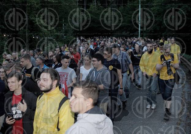 Fackelmarsch der Identitaeren mit Antifa-Gegendemo