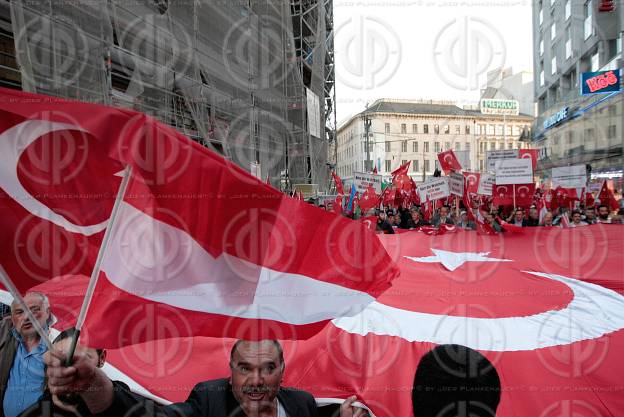 Demo der Tuerken gegen die Anerkennung des Genozids an ArmenierI