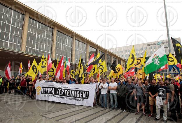 Demo der Identitaeren und Gegendemo der OGR und NoWKR