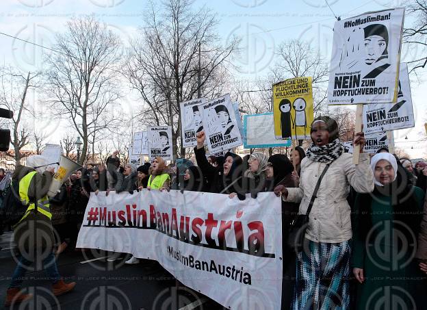 Demo gegen Kopftuchverbot