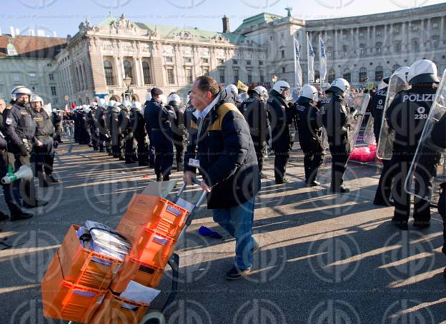 Demos gegen neue Regierung - Postler