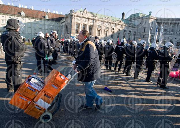 Demos gegen neue Regierung - Postler