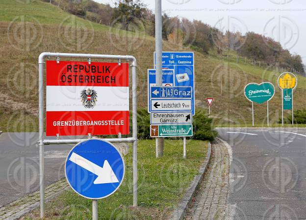 Fluechlingstragoedie an der Grenze in Strass-Spielfeld