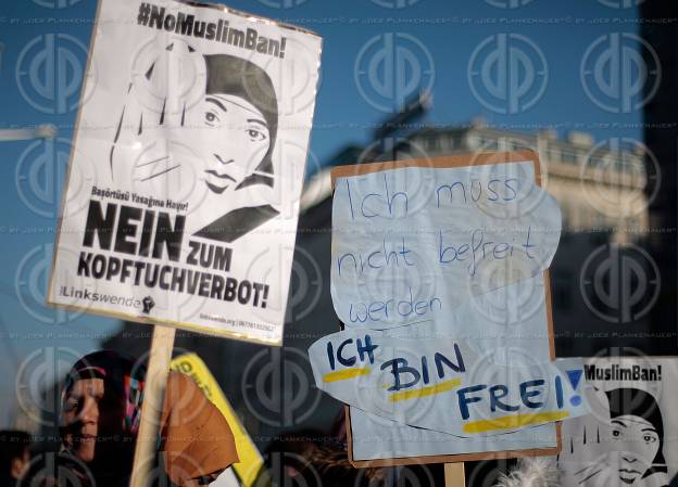 Demo gegen Kopftuchverbot