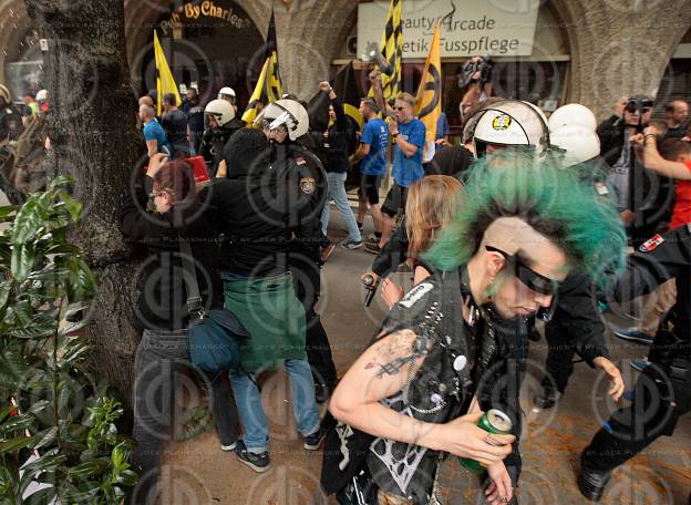 Demo der Identitaeren und Gegendemo der OGR und NoWKR