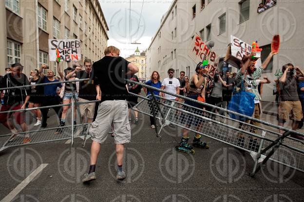 Demo der Identitaeren und Gegendemo der OGR und NoWKR