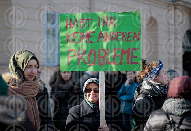 Demo gegen Kopftuchverbot