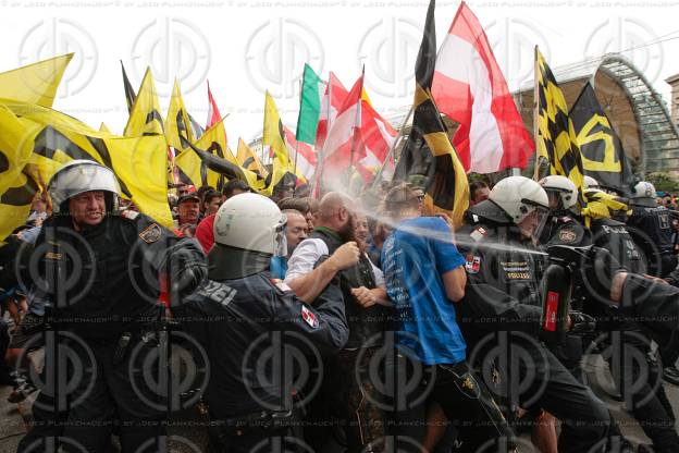 Demo der Identitaeren und Gegendemo der OGR und NoWKR