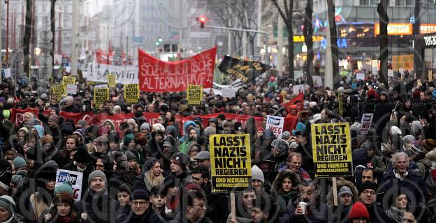 Grosskundgebung gegen tuerkisblaue Regierung