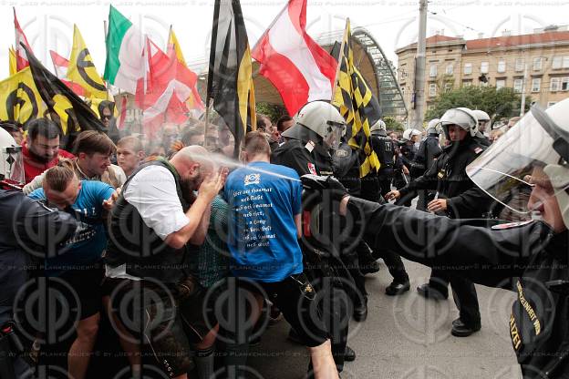 Demo der Identitaeren und Gegendemo der OGR und NoWKR