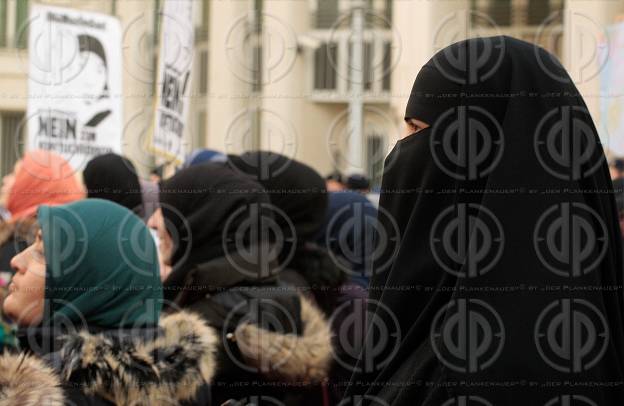 Demo gegen Kopftuchverbot