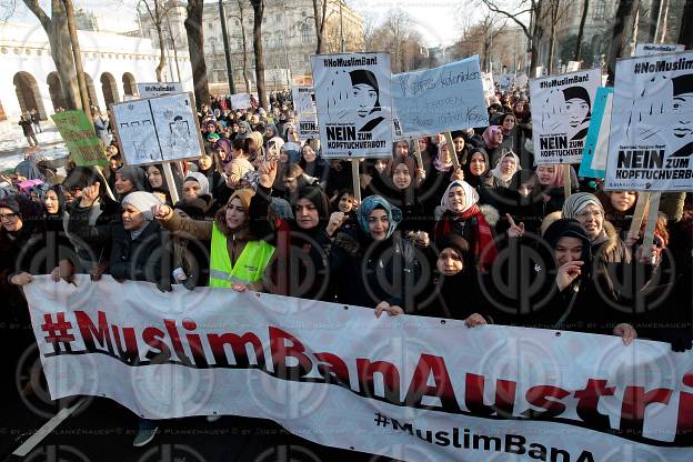 Demo gegen Kopftuchverbot