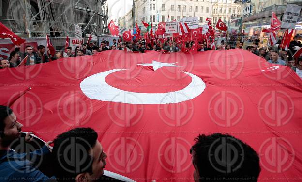 Demo der Tuerken gegen die Anerkennung des Genozids an ArmenierI