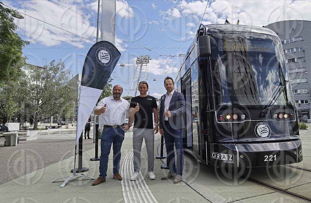 Strassenbahn in Sturm-Schwoaz-Weiss am 01.06.2022