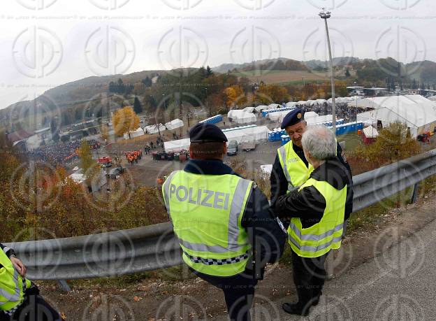 Fluechlingstragoedie an der Grenze in Strass-Spielfeld