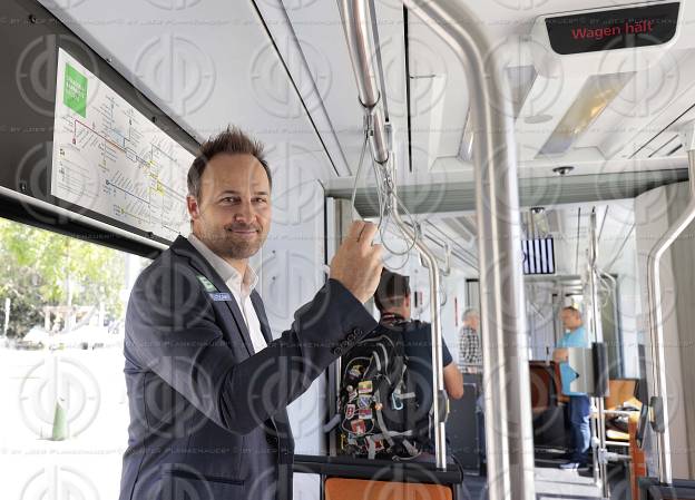 Strassenbahn in Sturm-Schwoaz-Weiss am 01.06.2022