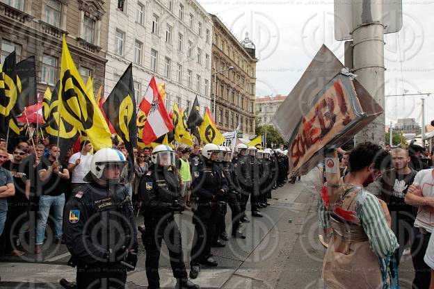 Demo der Identitaeren und Gegendemo der OGR und NoWKR